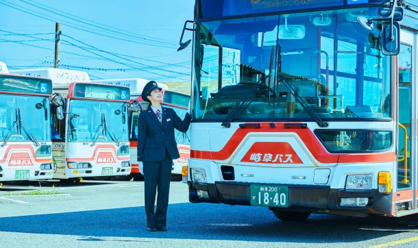バスに手を添えている女性