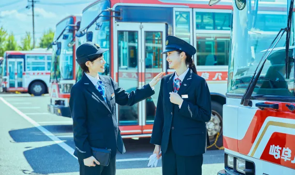 同僚の運転士と会話をする様子