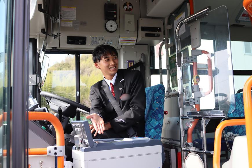 新卒バス運転士1(モザイク).jpg